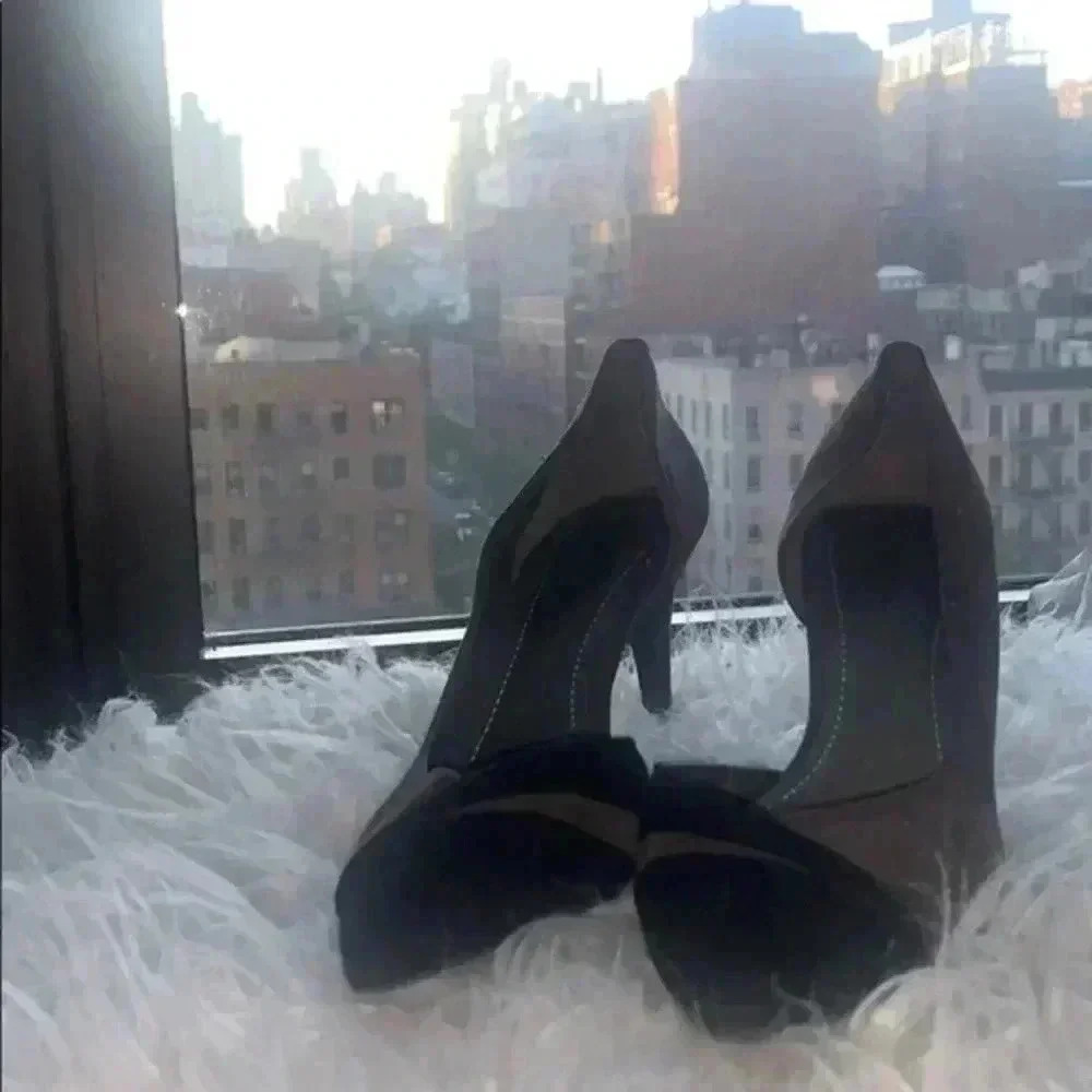 BCBGeneration Gray and Black Suede Heeled Pumps 🌳